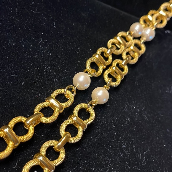 Avon -1993-Vintage Classic Style Necklace Gold and Pearlesque - Picture 5 of 5